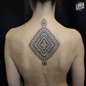 tatuaje_espalda_mandala_willian_spindola_logiabarcelona 